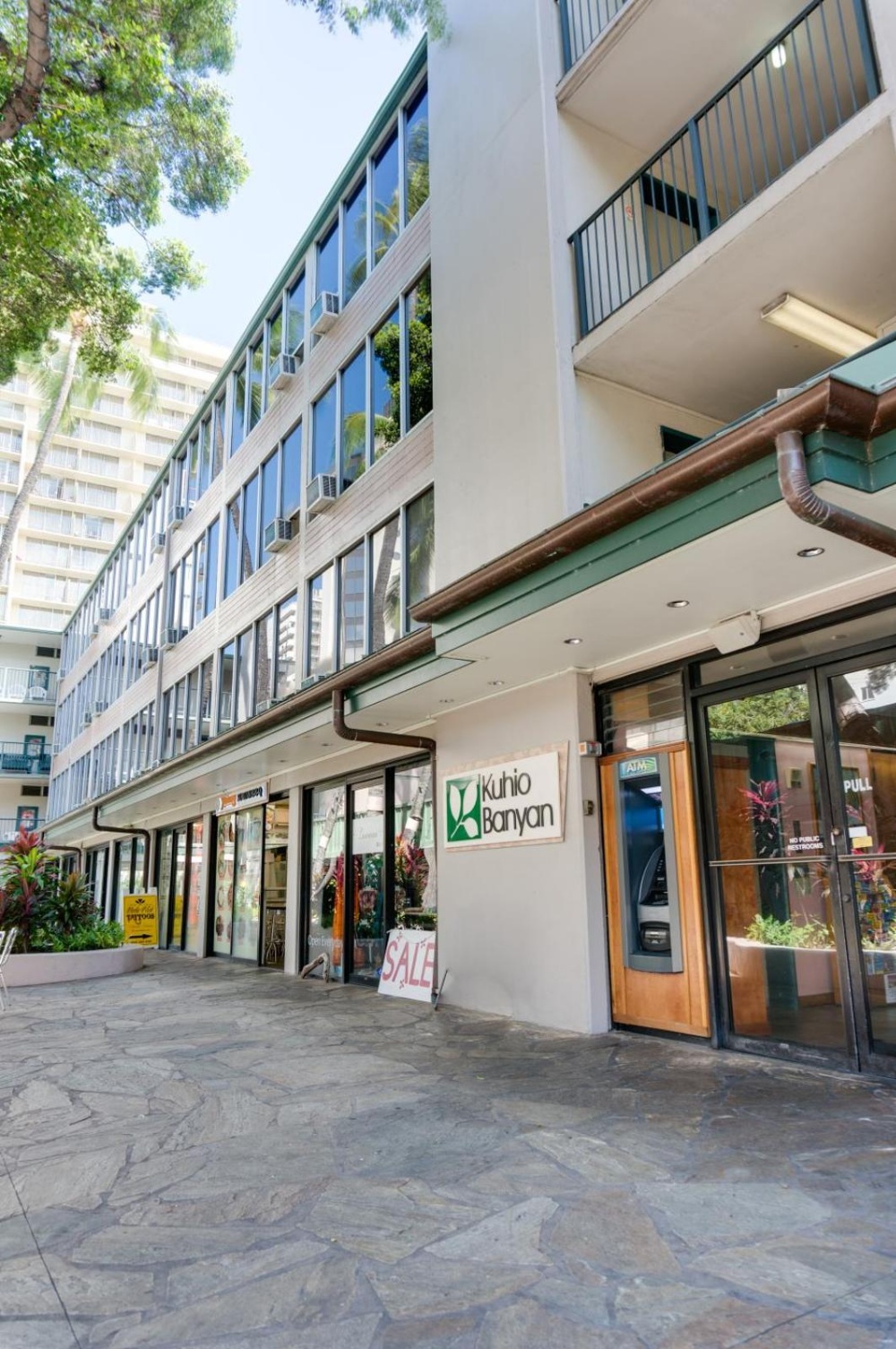 Kuhio Banyan Hotel (with Kitchenettes)